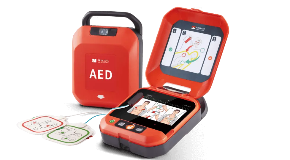 PRIMEDIC HeartSave Y, geschlossen und aufgeklappt mit Display und Elektroden